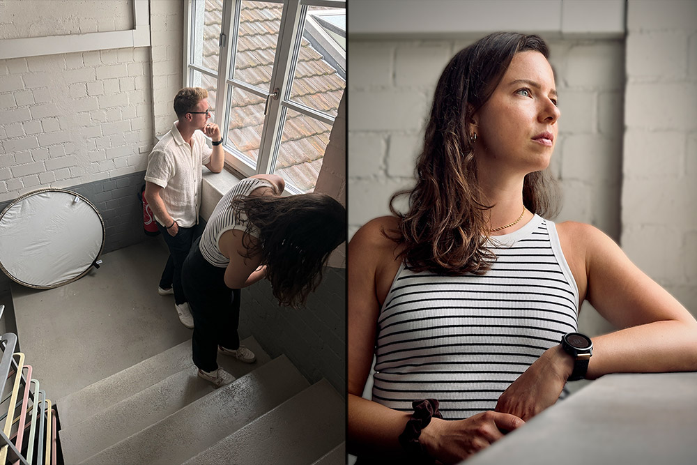 Porträt am Fenster, aufgenommen mit dem Smartphone im Fotostudio