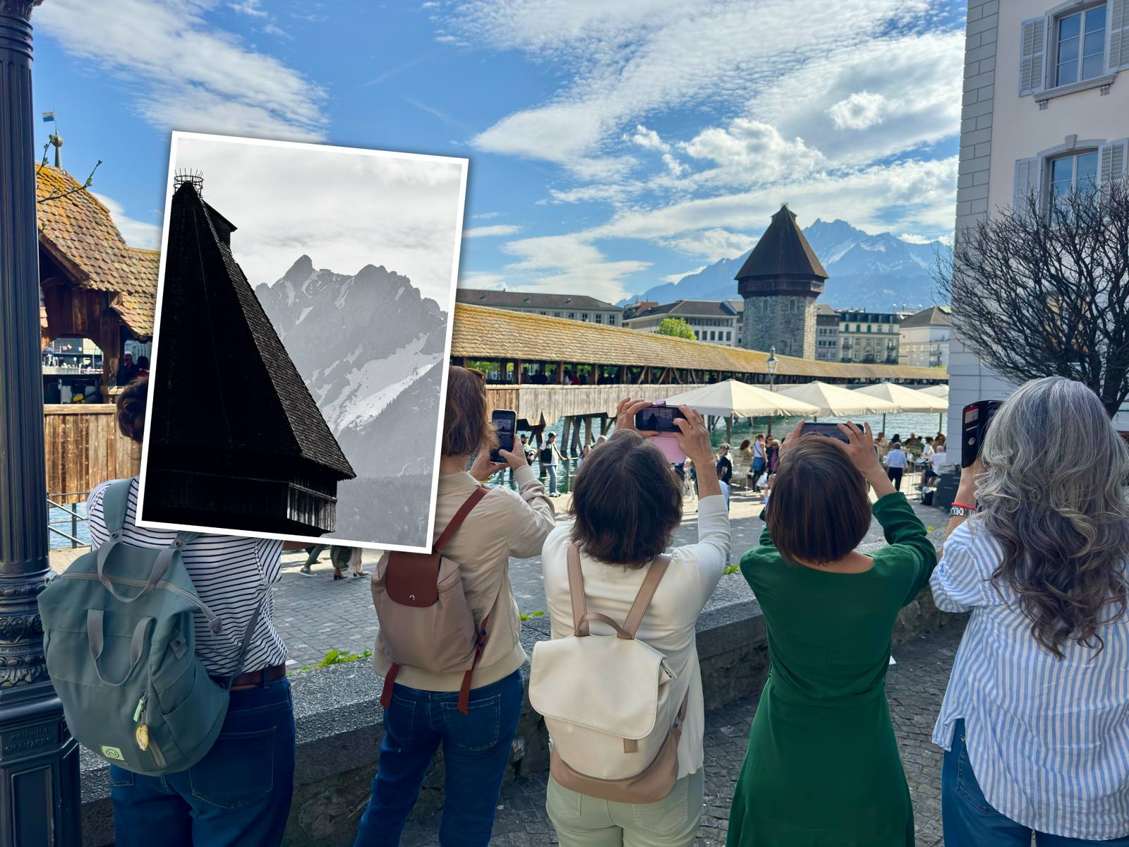 Gruppe fotografiert die Kapellbrücke mit dem Smartphone