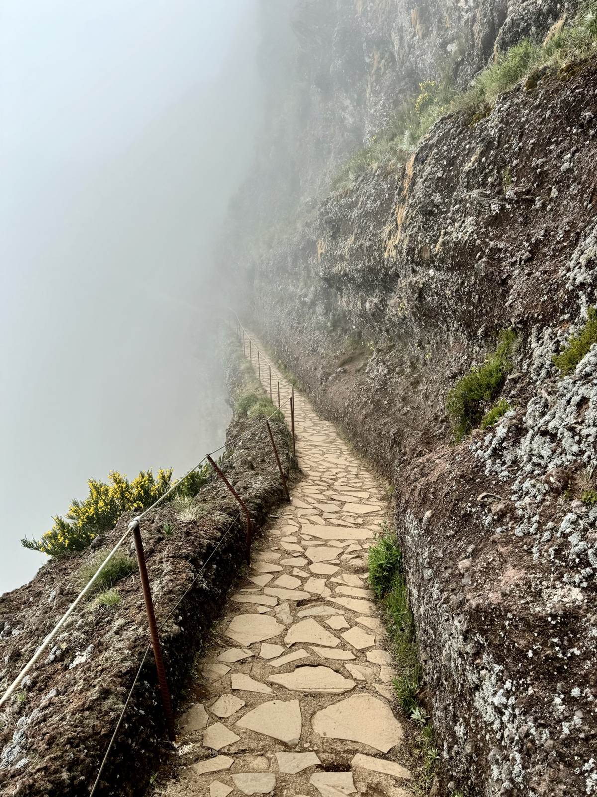 Gepflasterter Bergweg im Nebel, fotografiert mit dem Smartphone