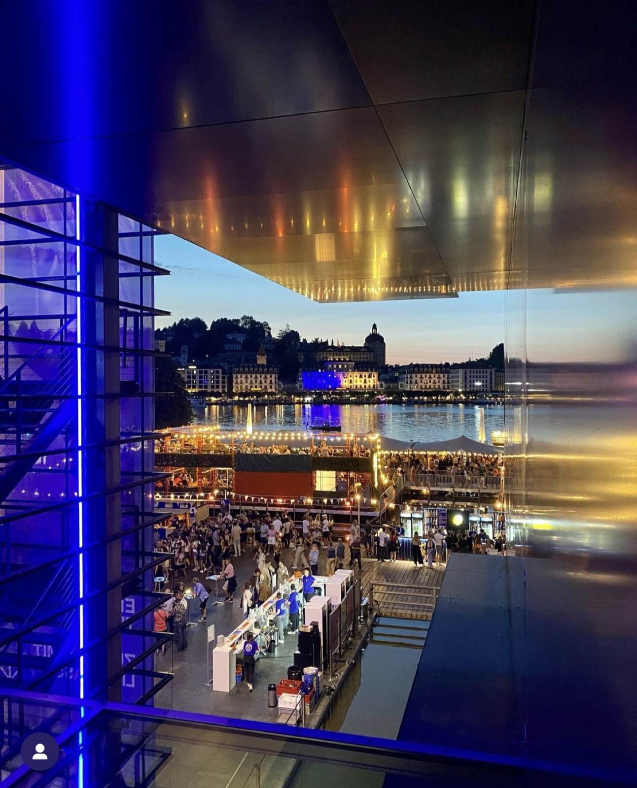 Glasfassade des KKL Luzern mit Spiegelung, scharf aufgenommen mit dem Smartphone