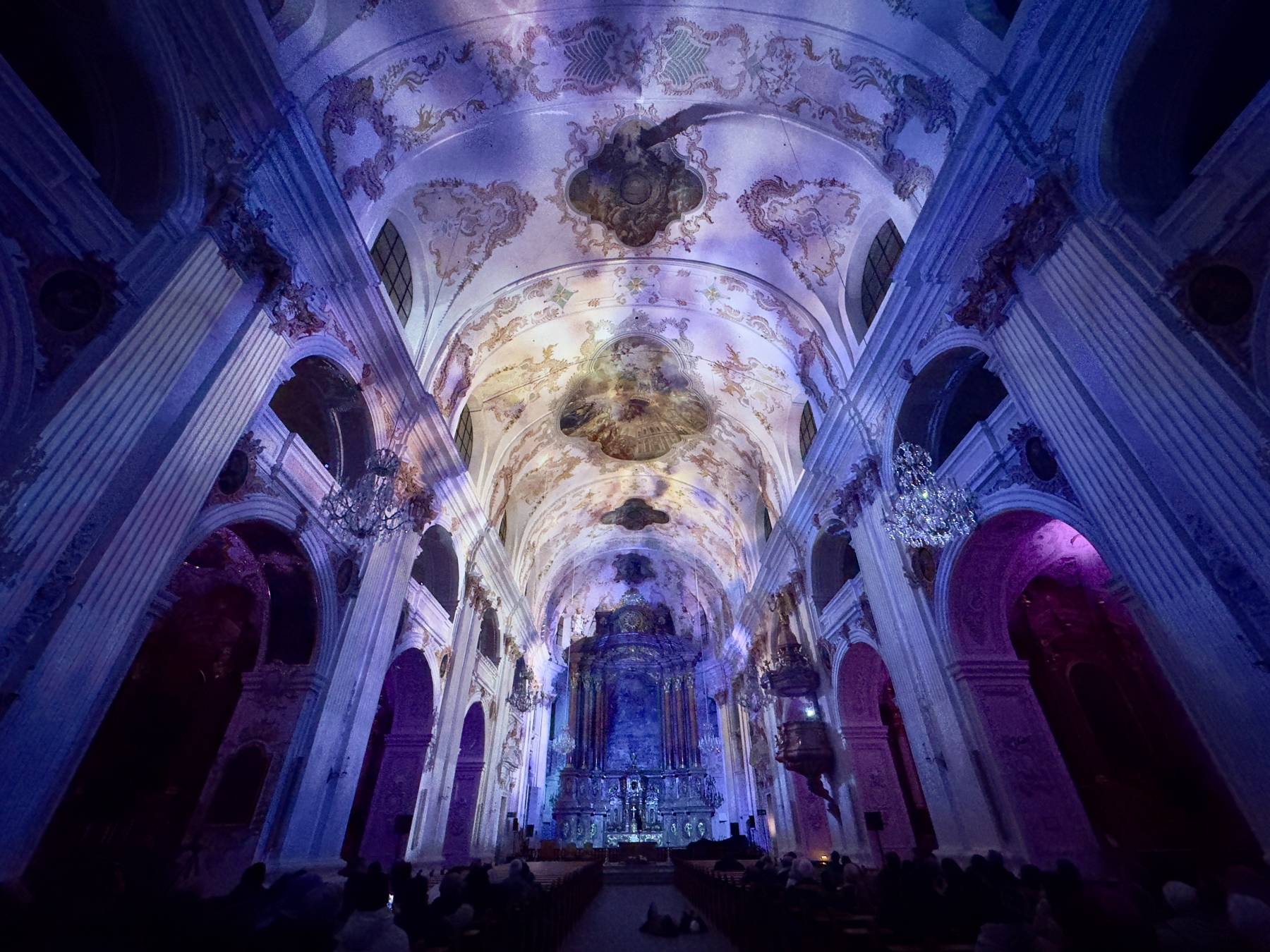 Lichtshow in der Jesuitenkirche Luzern