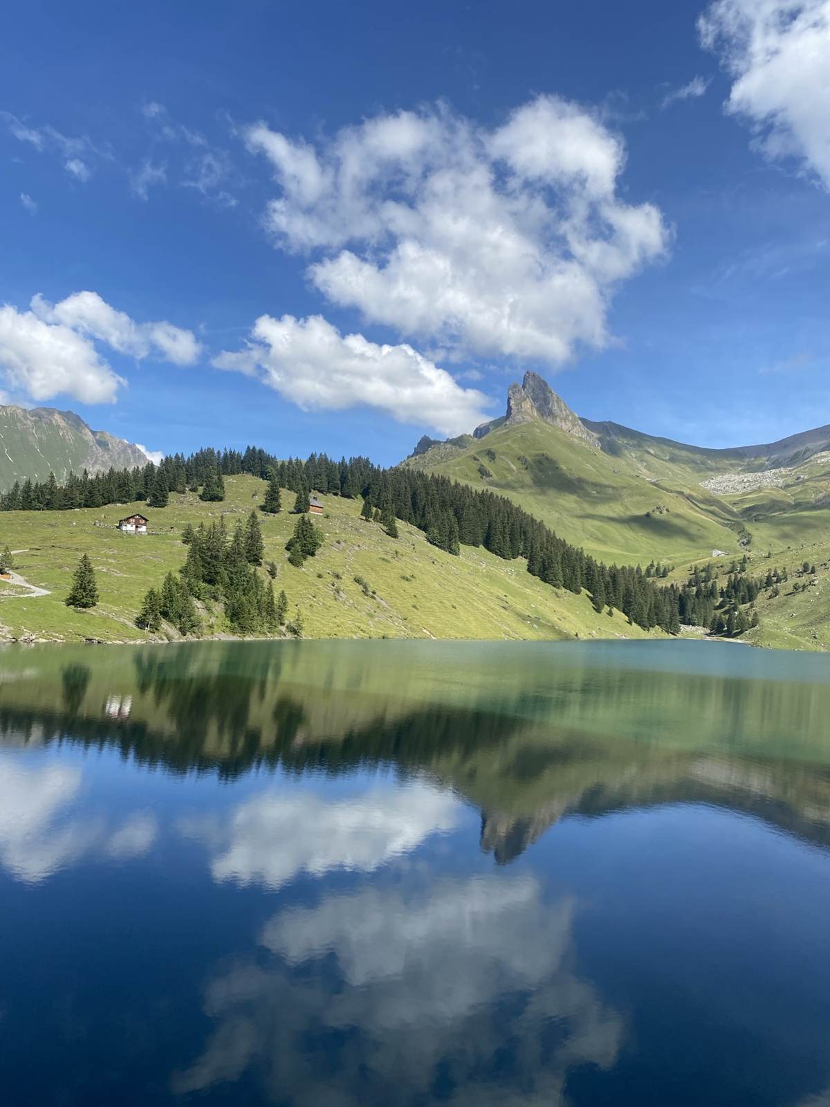 Bergsee mit Wolkenspiegelung